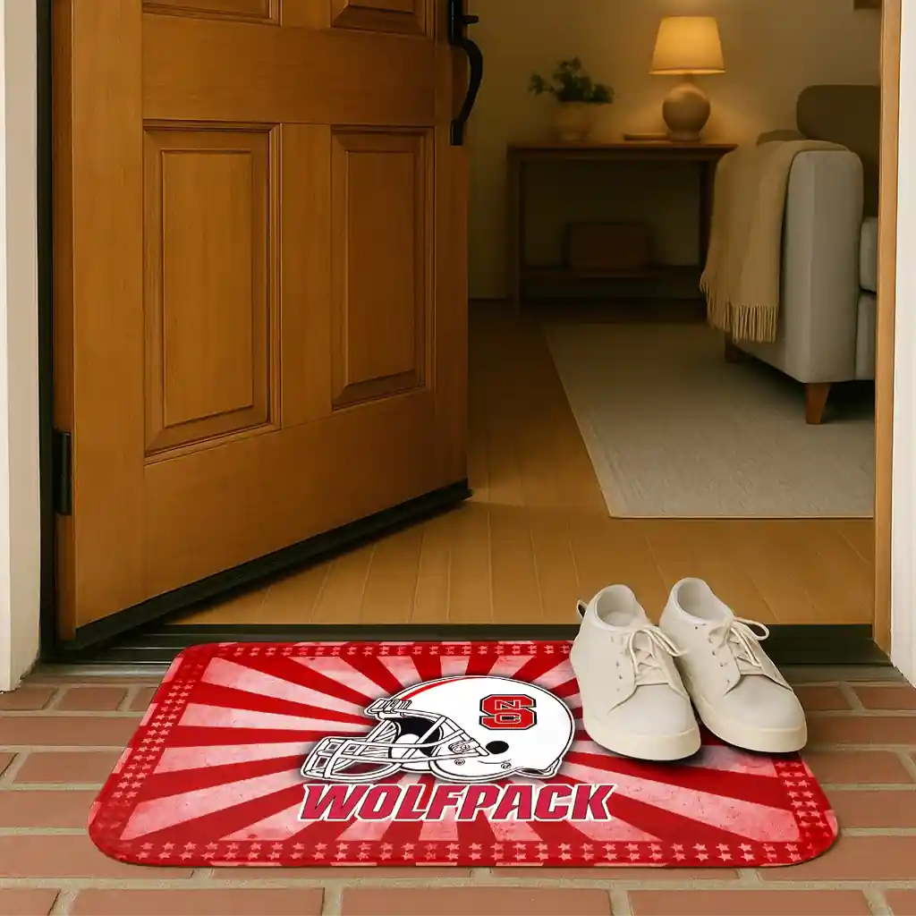 nc-state-wolfpack-helmet-centerpiece-red-doormat-fashion-forward.webp