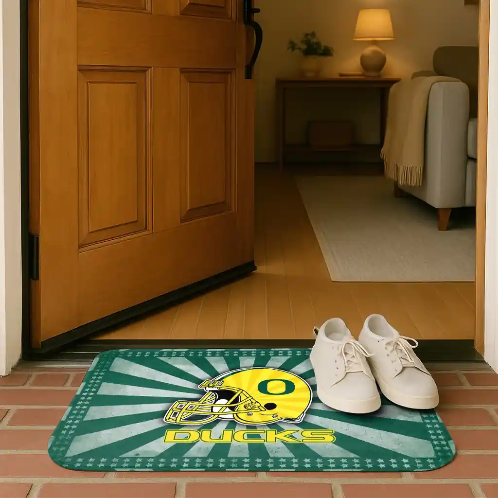 oregon-ducks-helmet-centerpiece-green-doormat-fashion-forward.webp